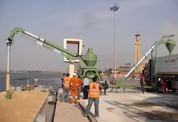 Ein mobiler Förderer von NEUERO während des Ent-/Beladens von Schüttgut.