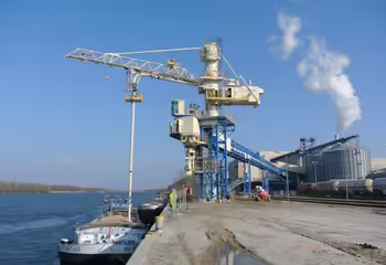 Ein NEUERO Kombi-Be- & Entlader während des Ladevorgangs.