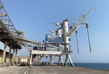 Mehrere pneumatische Schiffsentlader von NEUERO an einer Hafenkante.